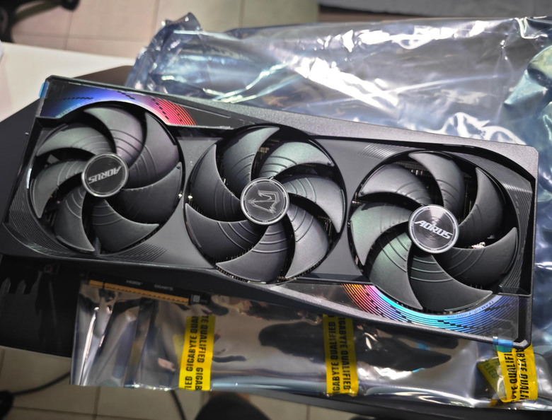 德亞啟動!7萬6技嘉5090 MASTER超級雕開箱！RGB顯卡螢幕、雙BIOS 效能、溫度、風扇噪音簡易實測。