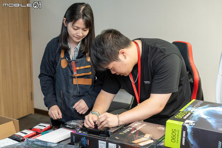 【活動體驗】Mobile01 x 微星 EZ DIY PC 組裝體驗會 體驗 DIY 組裝樂趣／液態氮超頻 還有專業小姐姐指導