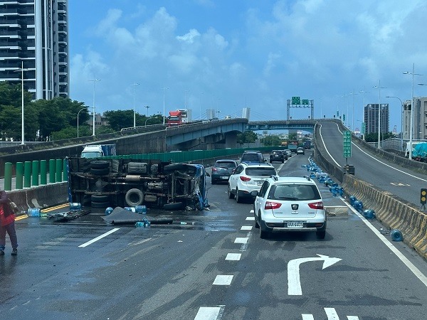 高速公路，小貨車自撞翻車，幸大車煞住