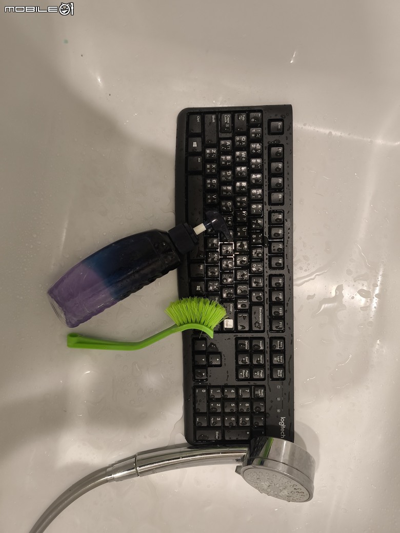 [分享]水洗鍵盤.如何10分鐘內"粗略快速"洗一個有條件的羅技薄膜鍵盤.例如K120