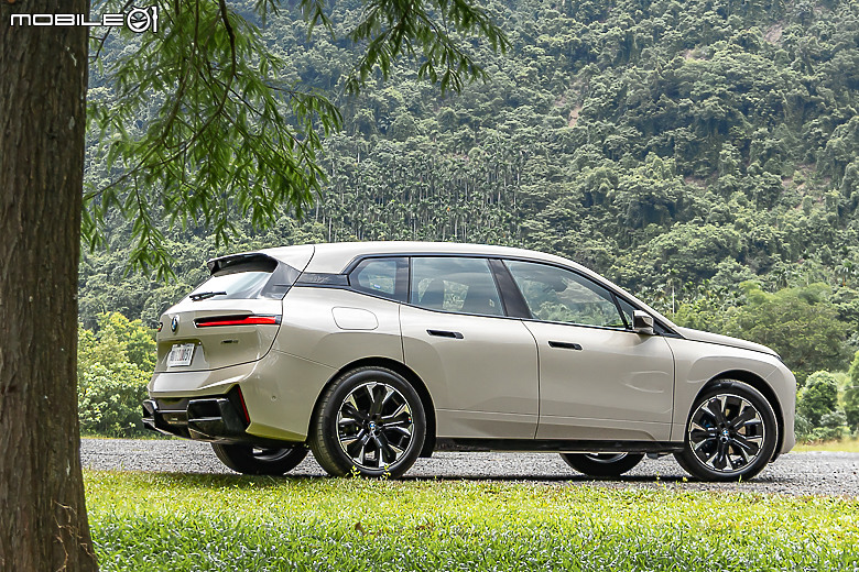BMW 小改款 iX xDrive45 M Sport 試駕|霸氣更增、續航更長的純電旗艦!