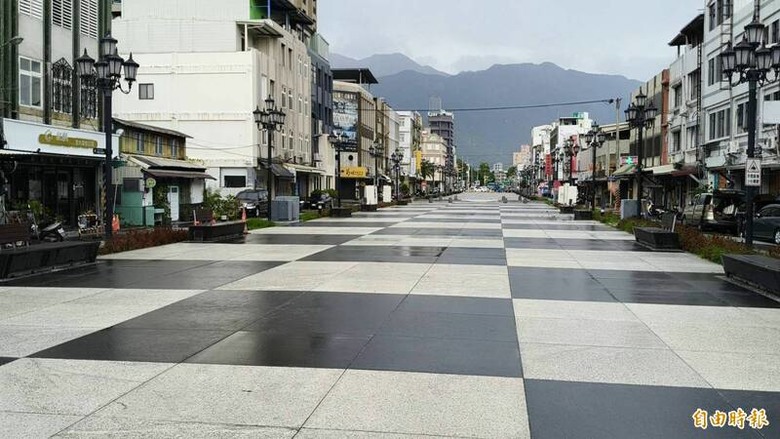 花蓮真有錢道路當自家地板鋪花崗岩,一下雨就摔車,這是黃呂奉先義父的豪氣