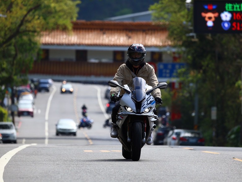 【最後一刻才開箱】菜雞的第一台重機 BMW S1000RR M版(23年式)