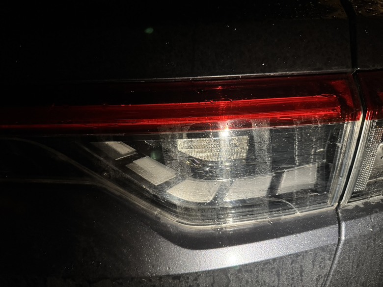 請問你的三代HRV 後倒車燈具總成有裂痕嗎?現在新發售Hrv ehev品質如何?