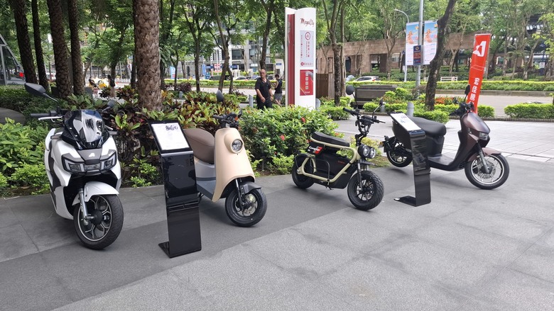 Aeontek宏佳騰 油電新進擊 巡迴試乘 — 3D-350R & BRERA X 300 (板橋大遠百)