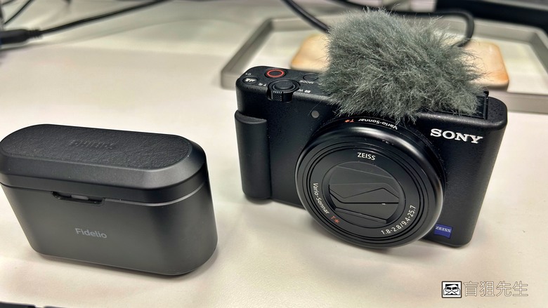 【盲狙先生傳124】SONY ZV-1 & ZV-1M2 | ❤️旅人的觀景小列車❤️ 輕巧方便的旅拍\生活紀錄vLog機，只能二選一你的決定?