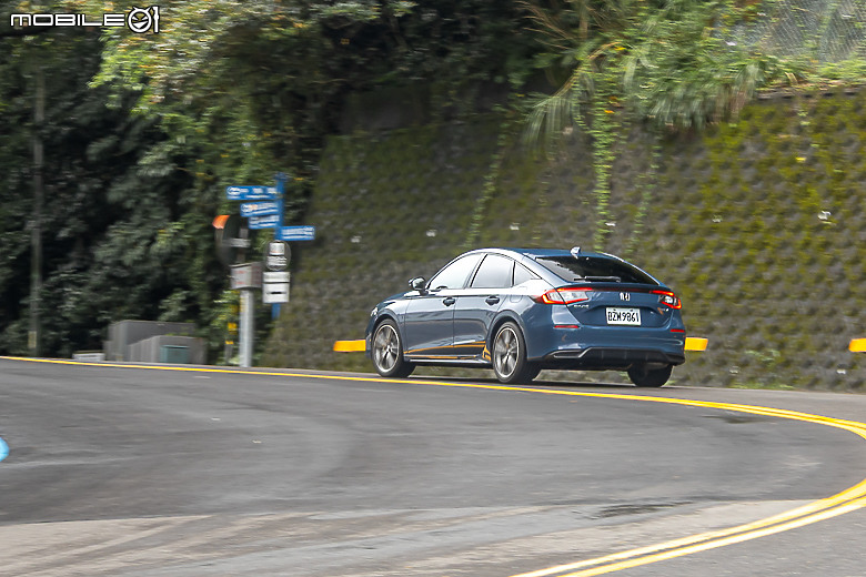 Honda 小改款 Civic e:HEV 試駕｜輕快好開又省油，均衡操控沒話說！