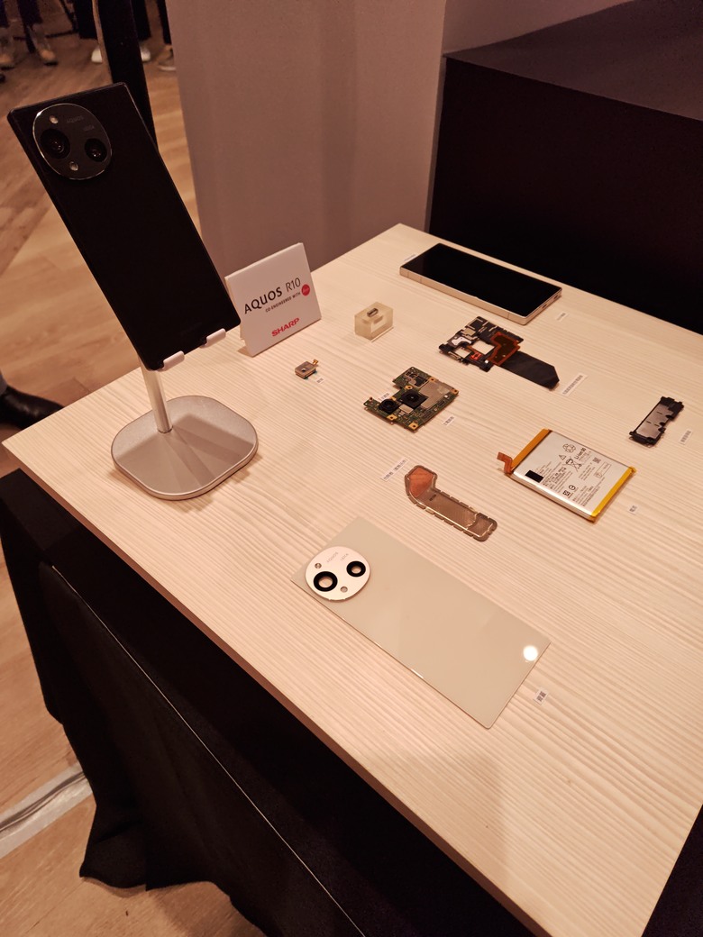 點我看大圖 AQUOS R10 輕旗艦明天發售