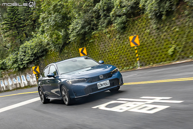 Honda 小改款 Civic e:HEV 試駕｜輕快好開又省油，均衡操控沒話說！