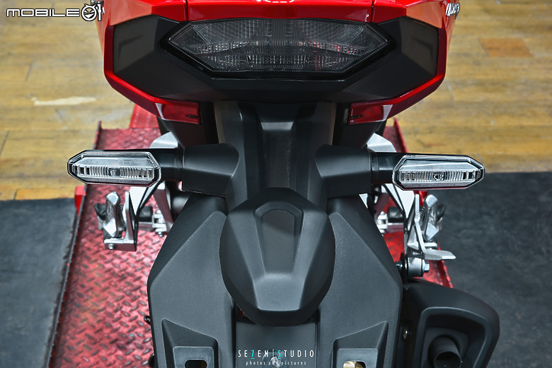 超簡易開箱HONDA外勞神車WINNER X V4 (堪稱新待轉區6速檔車小鋼炮)