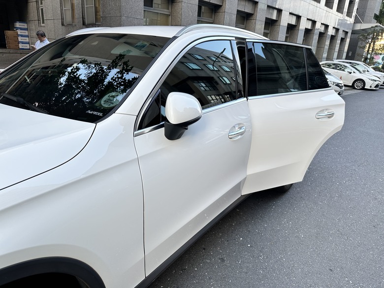 2024 GLC 200 副駕門沒關好,竟然可以上鎖而且沒有警示音!