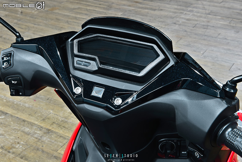 超簡易開箱HONDA外勞神車WINNER X V4 (堪稱新待轉區6速檔車小鋼炮)