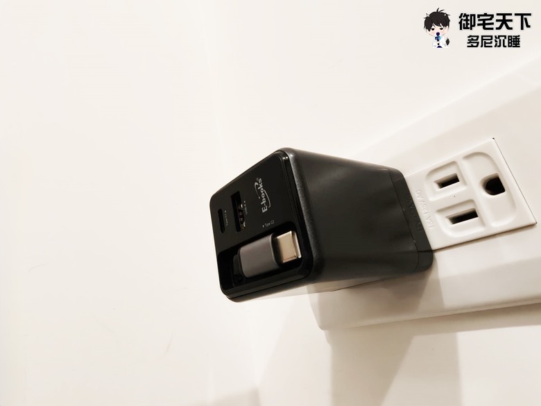 開箱|【E-books】GaN 氮化鎵 65W 極速充電器 - USB-C 伸縮線設計,一顆搞定 3 台設備充電需求!