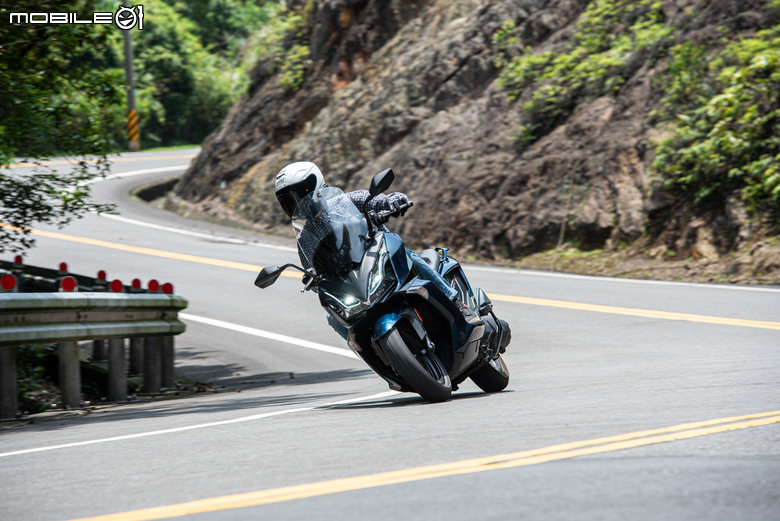 點我看大圖 KYMCO DOWNTOWN GT350 試乘|超乎預期的運動性、全方位黃牌大羊!