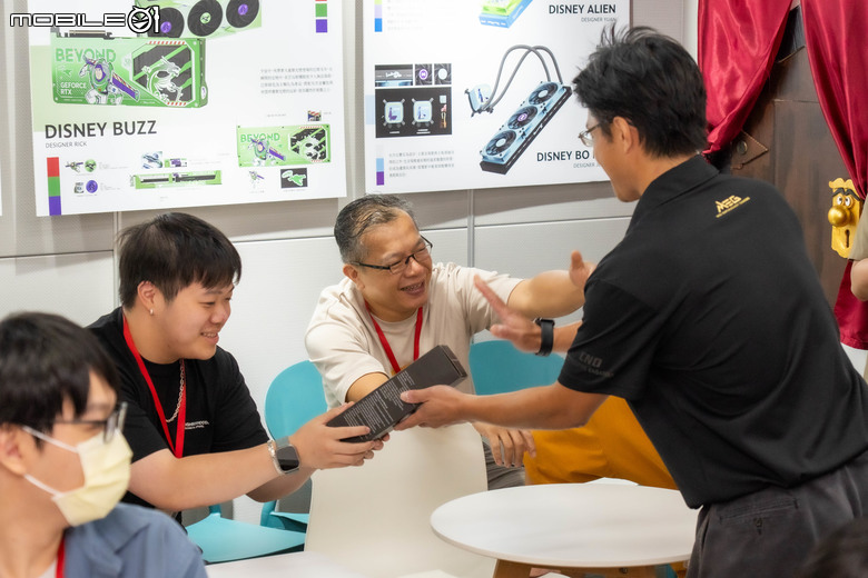 【活動體驗】Mobile01 x 微星 EZ DIY PC 組裝體驗會 體驗 DIY 組裝樂趣／液態氮超頻 還有專業小姐姐指導