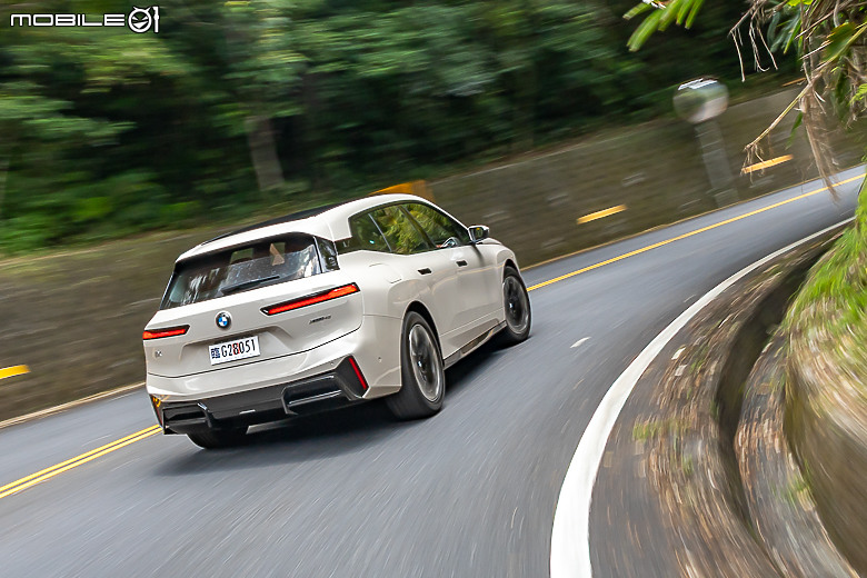 BMW 小改款 iX xDrive45 M Sport 試駕|霸氣更增、續航更長的純電旗艦!