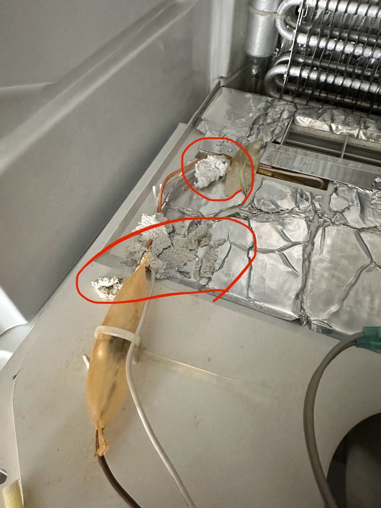 冰箱的散熱器旁邊有白色膏