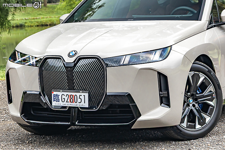 BMW 小改款 iX xDrive45 M Sport 試駕|霸氣更增、續航更長的純電旗艦!