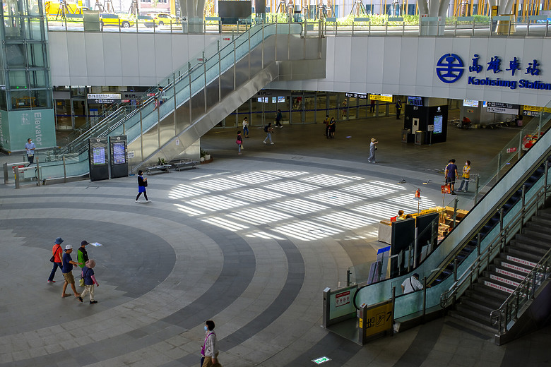 高雄新火車站、美麗島捷運站、東港海味與街頭攝影旅拍 - 使用X-PRO2相機與蔡司 Touit 鏡頭