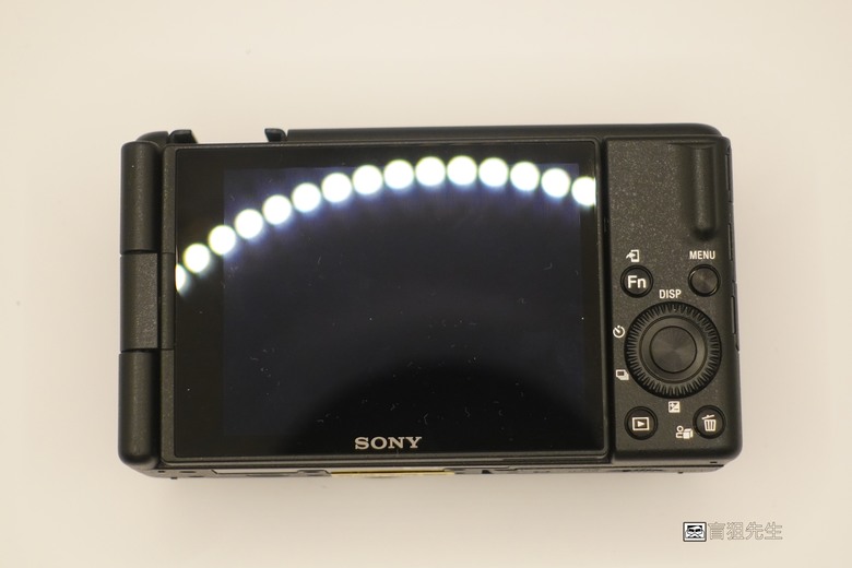 【盲狙先生傳124】SONY ZV-1 & ZV-1M2 | ❤️旅人的觀景小列車❤️ 輕巧方便的旅拍\生活紀錄vLog機，只能二選一你的決定?