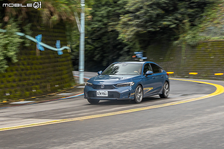 Honda 小改款 Civic e:HEV 試駕｜輕快好開又省油，均衡操控沒話說！