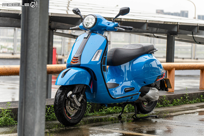 點我看大圖 Vespa GTS 300 Super Sport 從容穿梭 自在馳騁|老偉士的靈魂、新世代的進化!
