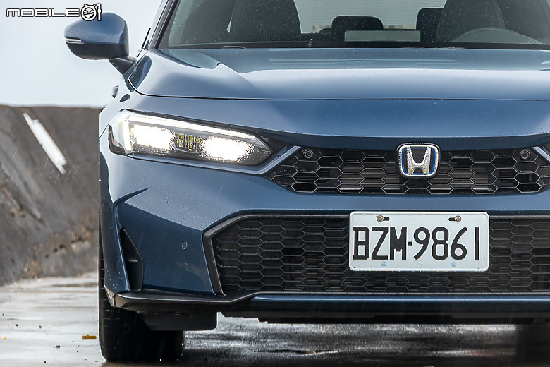 Honda 小改款 Civic e:HEV 試駕｜輕快好開又省油，均衡操控沒話說！