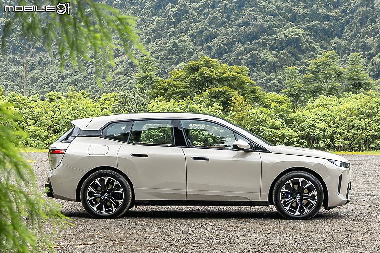 BMW 小改款 iX xDrive45 M Sport 試駕|霸氣更增、續航更長的純電旗艦!