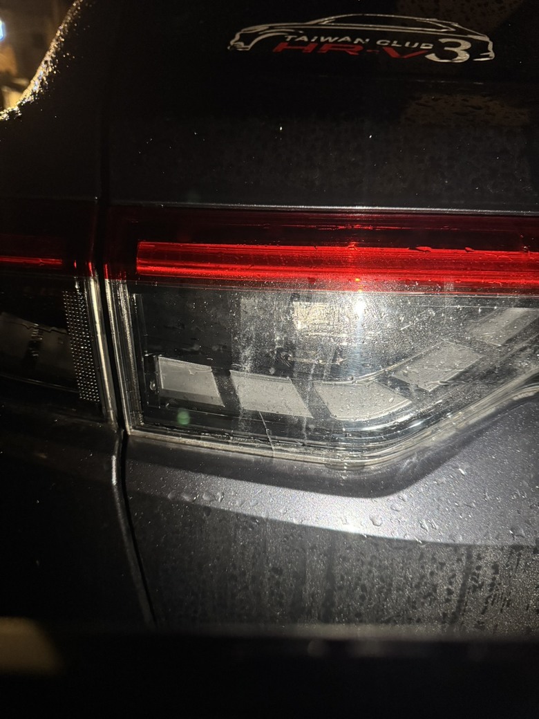 請問你的三代HRV 後倒車燈具總成有裂痕嗎?現在新發售Hrv ehev品質如何?