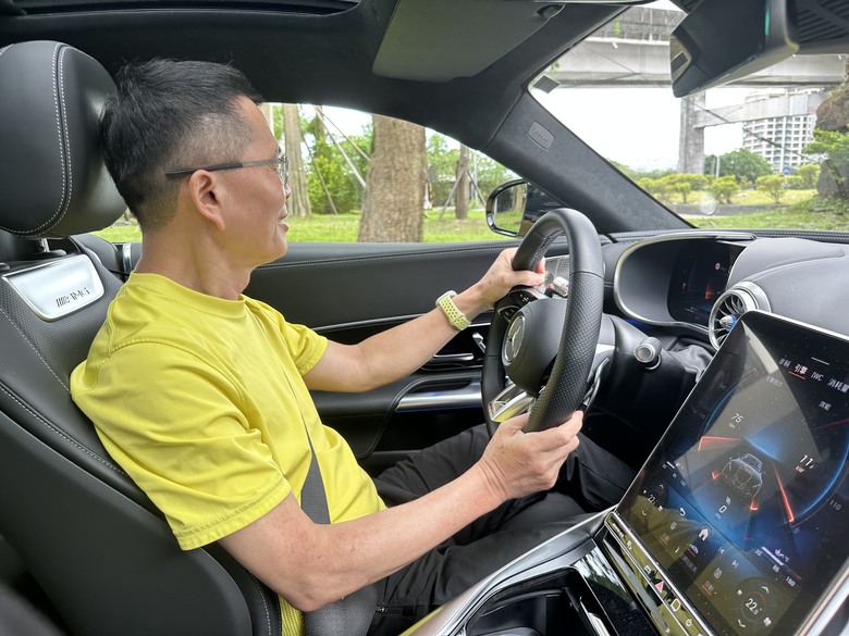 M-Benz AMG GT 43 不專業試駕 │ 宜快宜慢，溫文與熱血兼具的陽光跑車，夢想與實用，一車滿足！