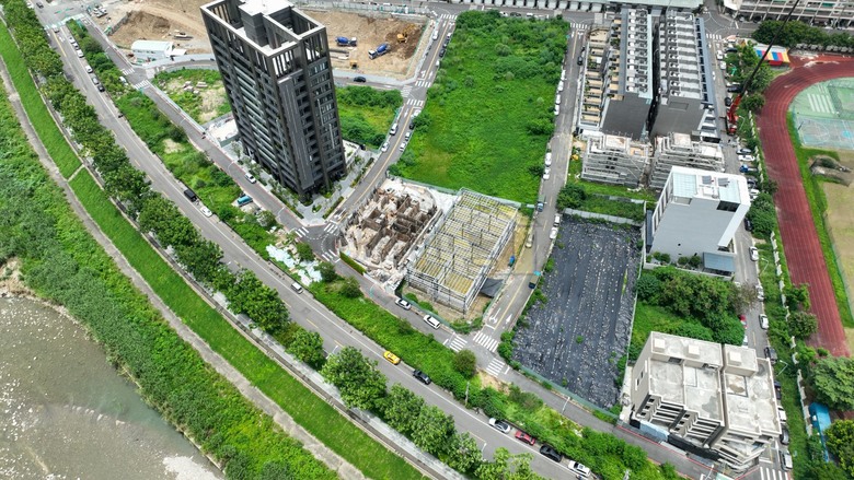 點我看大圖 🌟 太平【大耀樂川 空拍分享】長億重劃區 ╳ 74號快速道路十九甲北出匝道