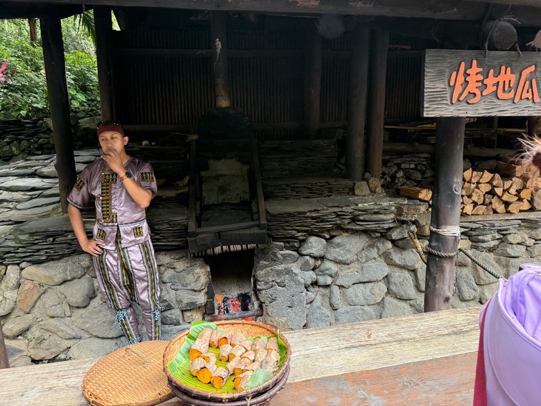 去日月潭搭纜車順便玩了九族文化村,夏天園內超涼的