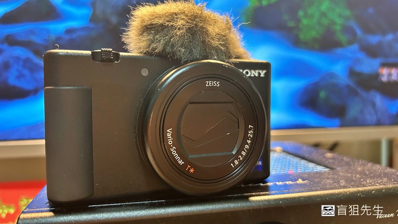 【盲狙先生傳124】SONY ZV-1 & ZV-1M2 | ❤️旅人的觀景小列車❤️ 輕巧方便的旅拍\生活紀錄vLog機，只能二選一你的決定?