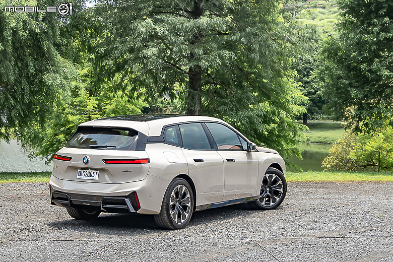 BMW 小改款 iX xDrive45 M Sport 試駕|霸氣更增、續航更長的純電旗艦!