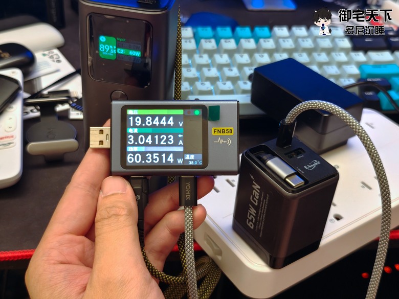 開箱|【E-books】GaN 氮化鎵 65W 極速充電器 - USB-C 伸縮線設計,一顆搞定 3 台設備充電需求!