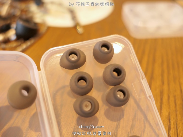 KEFINE 柯凡 Quatio 入耳式耳機：四單體圈鐵架構,可換濾音管、可換端子｜低調不失質感且配件超齊全！