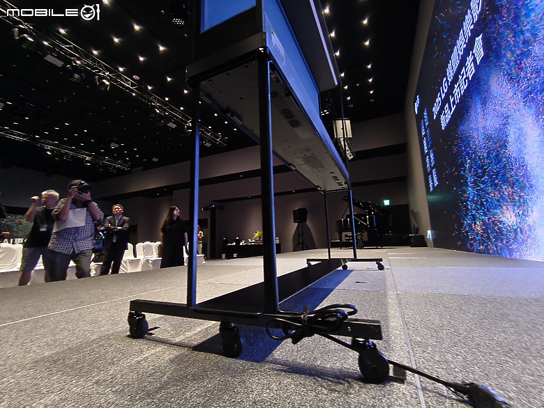 點我看大圖 【 體驗會實況 】LG 以透明面板 「SINGNATURE OLED T」旗艦機種領軍,展現顯示器產品未來的嶄新風貌!
