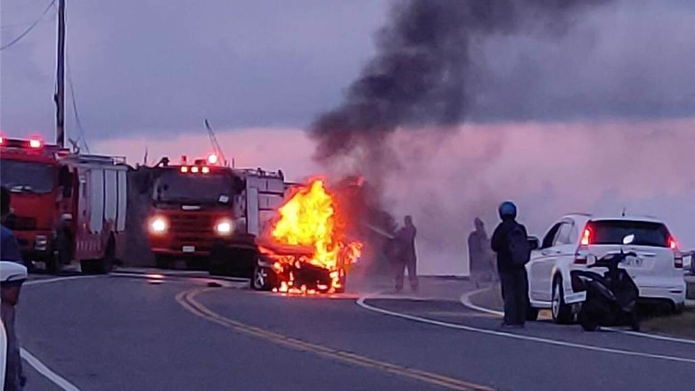 (台東)台11線中濱段🚗2車對撞☠️☠️燒成火球🔥🔥🔥🔥🔥🔥 釀1死1重傷
