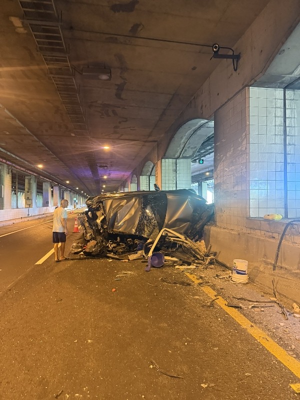 鳳鼻隧道，嚴重車禍，大車司機受困身亡