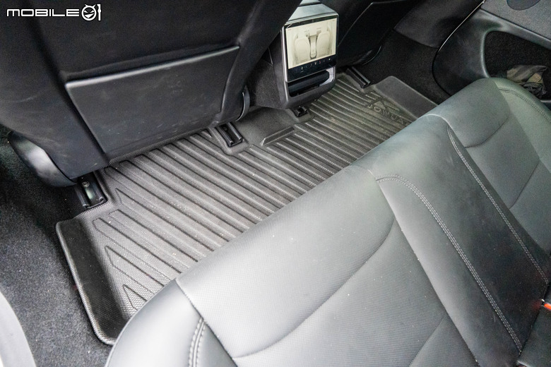 交車後才是入坑的開始！陳家小白 Model 3 的保險／隔熱紙選擇、還有 JOWUA 大全配件入手心得