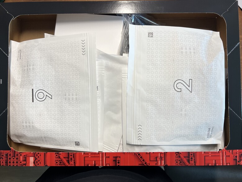 LEGO獻給賽車迷的禮物----- Technic 42207 Ferrari SF-24 開箱:極速藝術的機械寫實