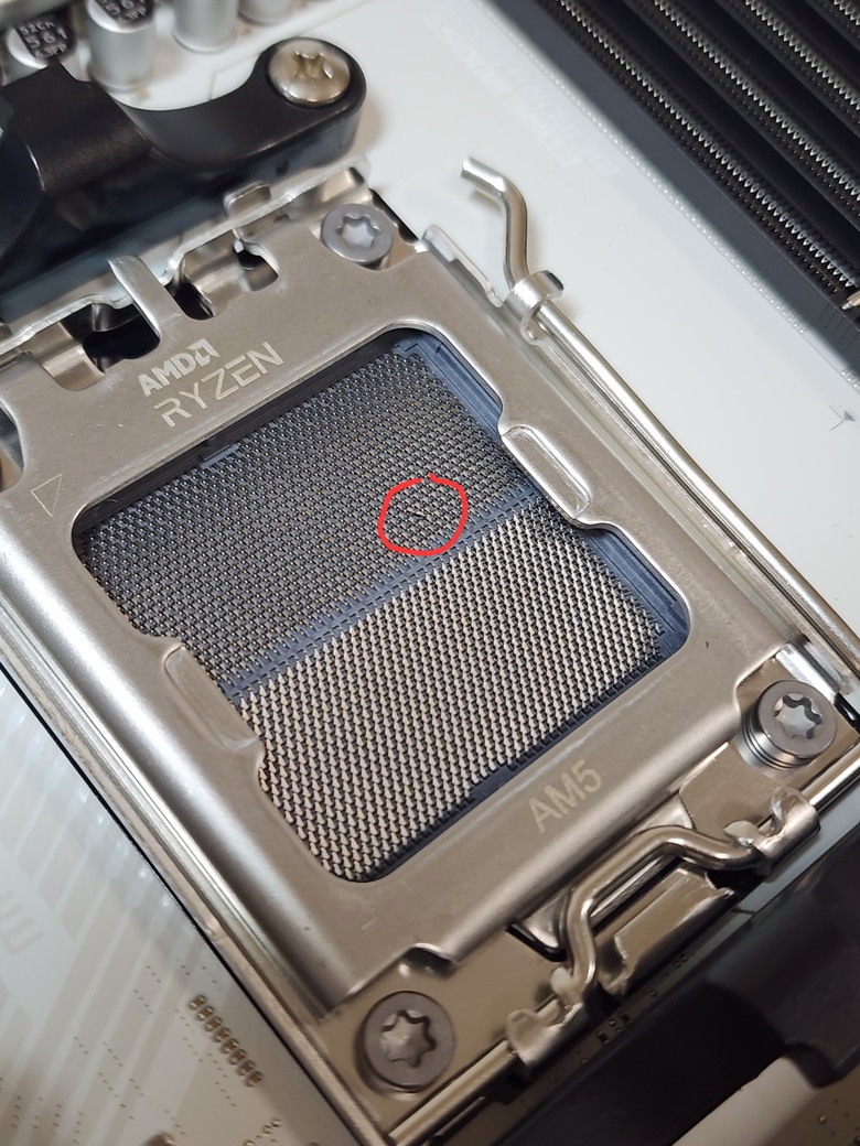 新購amd主機板針腳疑似歪掉