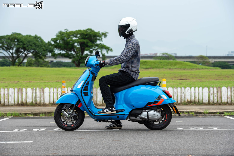 Vespa GTS 300 Super Sport 從容穿梭 自在馳騁｜老偉士的靈魂、新世代的進化！
