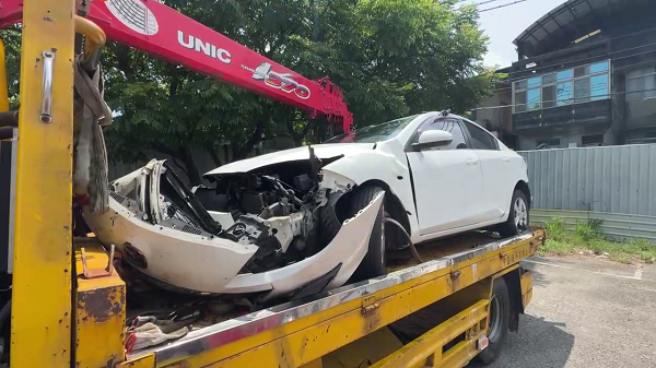 高速公路，搖搖晃晃，馬自達自撞烏龜翻