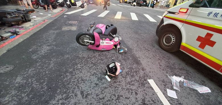 蘆洲🏍️ 🏍️直行機車撞擊 左轉機車，噴飛💢 💢....彈到路邊的老人☠️☠️三人送醫。