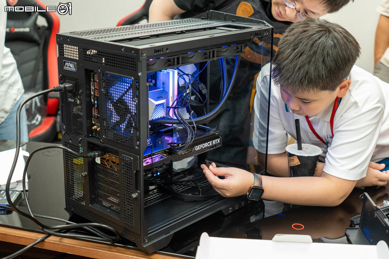 【活動體驗】Mobile01 x 微星 EZ DIY PC 組裝體驗會 體驗 DIY 組裝樂趣／液態氮超頻 還有專業小姐姐指導