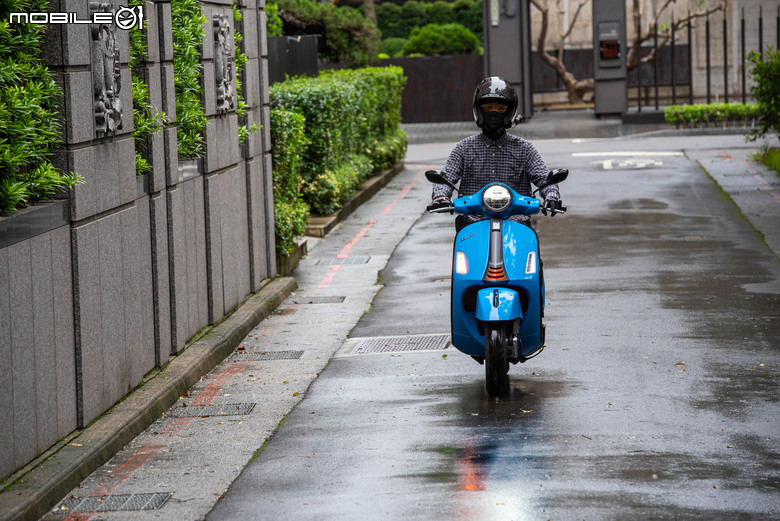 點我看大圖 Vespa GTS 300 Super Sport 從容穿梭 自在馳騁|老偉士的靈魂、新世代的進化!