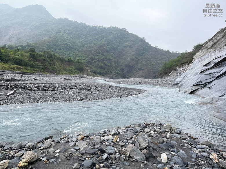 瀑布溯溪探險的露營地，河谷群山環繞