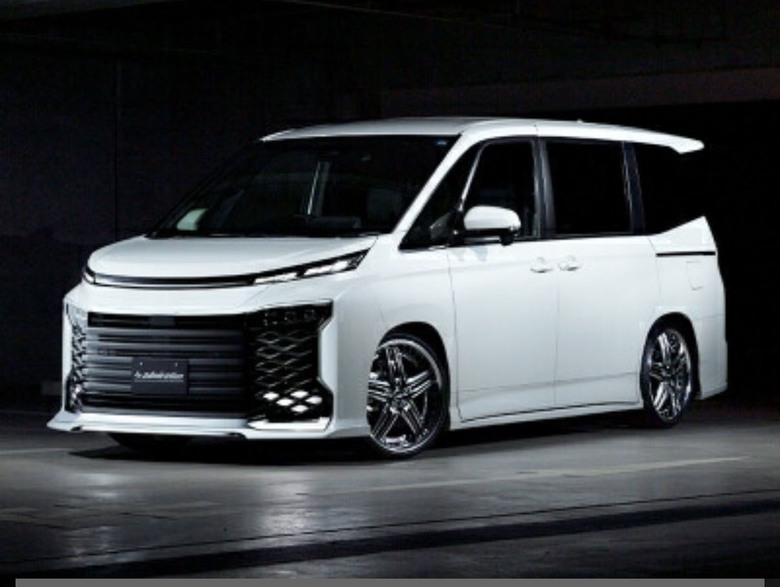 TOYOTA的 MPV (VOXY),和泰可以透露消息了吧!