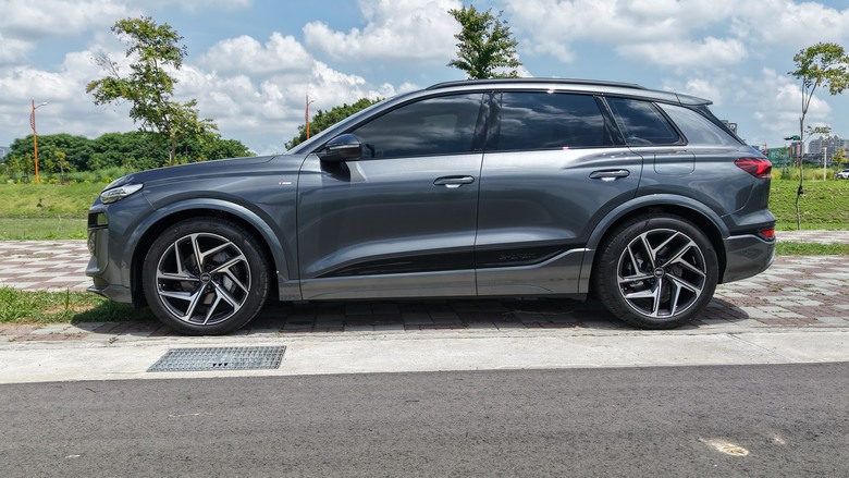 Q6 e-tron quattro S-line w/ Daytona Grey